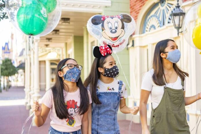 disney-updates-face-mask-policy,-guests-now-required-to-be-‘stationary’-while-eating-or-drinking