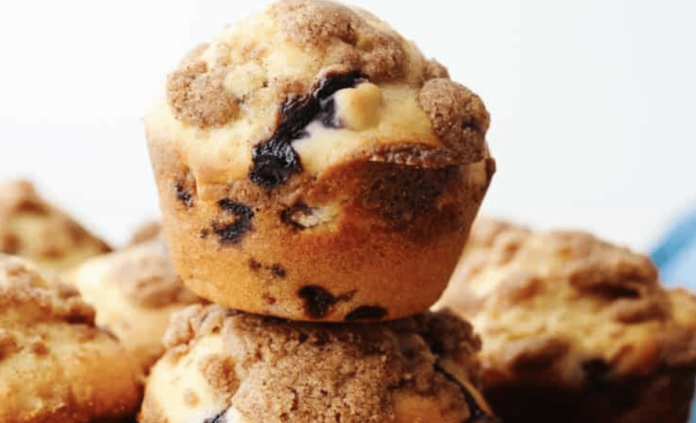 blueberry-cheesecake-streusel-muffins