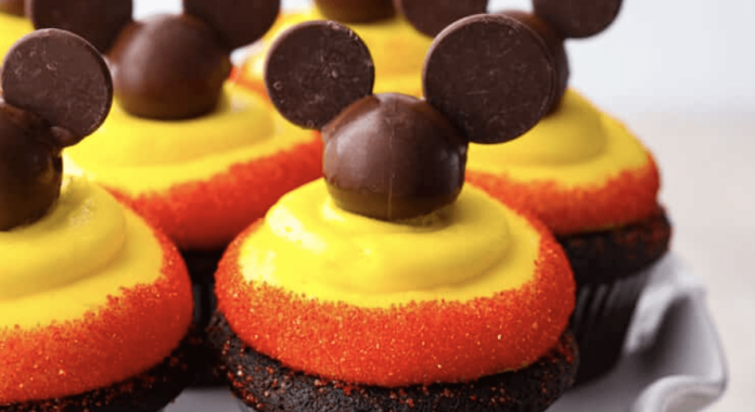 mickey-mouse-cupcakes-(disneyland-copycat)